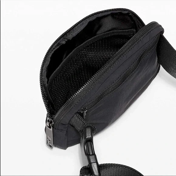 LAST ONE NWT Lululemon Everywhere Belt Bag in matte black Rare - Picture 5 of 10